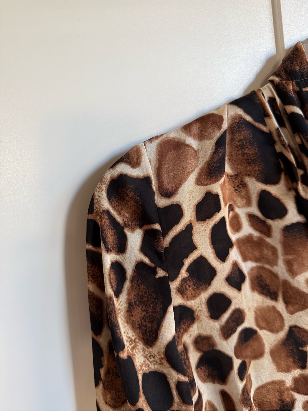 Liz Claiborne 100% Silk Giraffe Animal Print Tie Neck Blouse Brown Black M - Picture 7 of 10